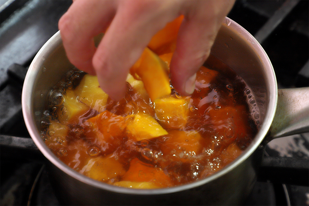 １とサツマイモ、塩を加えて弱火にかける。時間差でカボチャを加え、竹串がスッと通るまで火を通す。