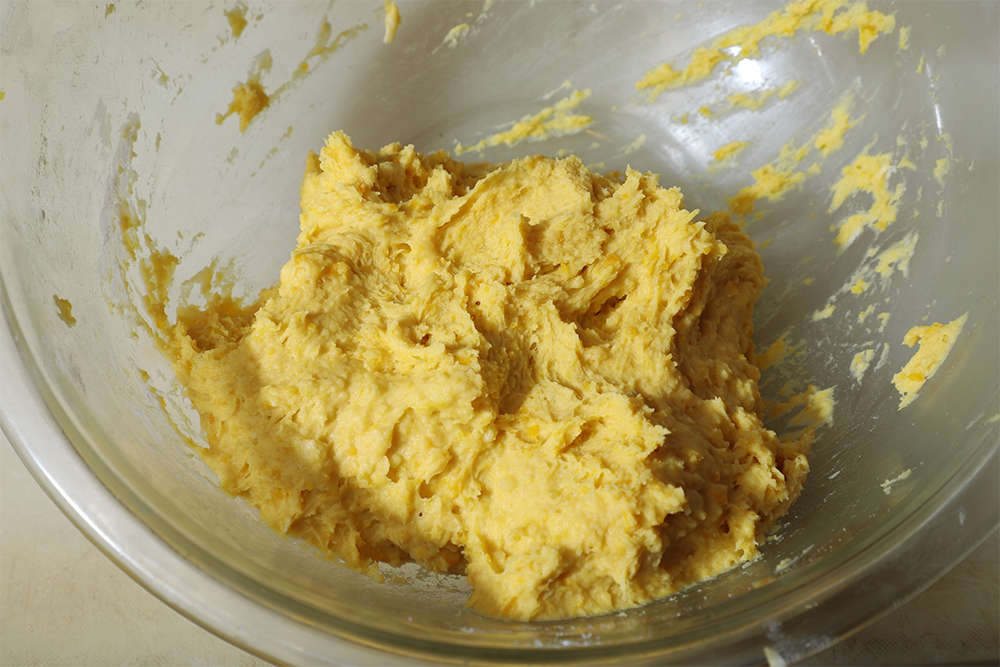 小麦粉、混ぜて10分置いたB、１の煮汁を少量加えて粉気がなくなるまで手で混ぜる。 POINT　練りすぎない。生地がべとつく位でOK。