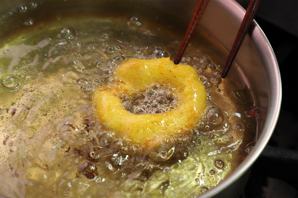 175～180℃の油（分量外）で片面2～3分ずつ、ほんのり色づくまで上げる。POINT カリカリになるまで揚げず、軽くふわっと仕上げる。好みで黒糖シロップをかける。