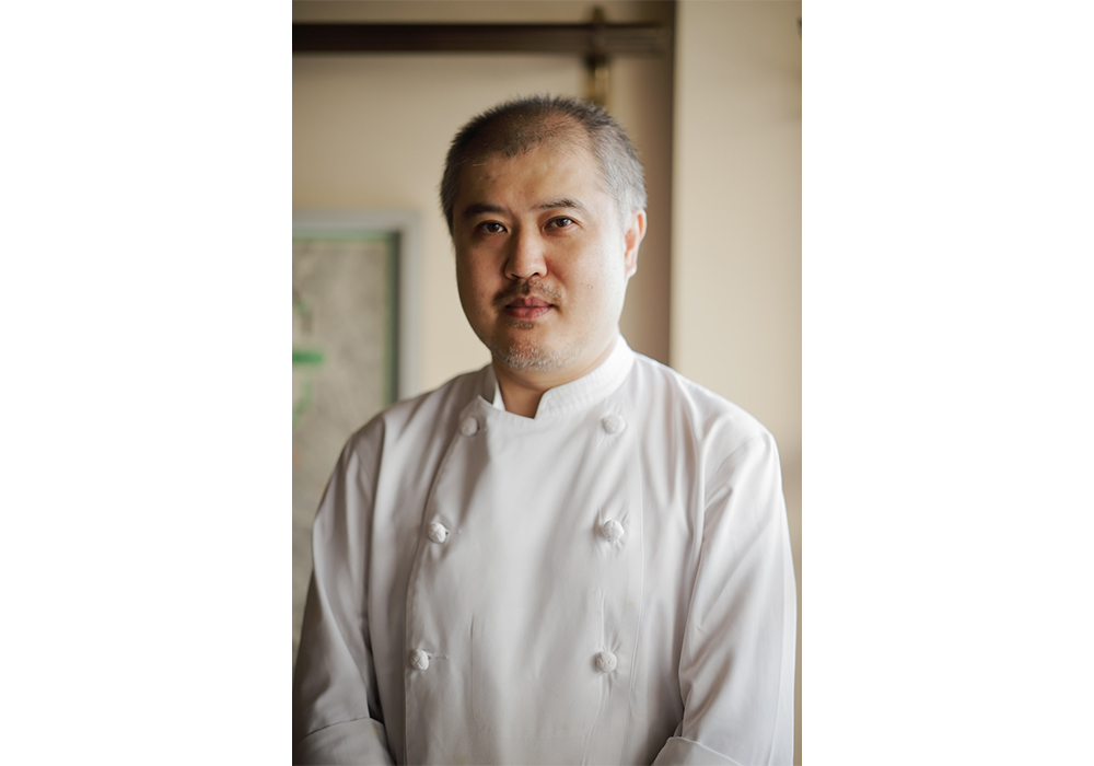 ランスやサヴォワ、ランド地方などフランス各地の星付きレストランで修業後、2005年東京・池尻にて独立。2013年、池尻から現在地に移転。余剰牛乳の状況を知って、カリフラワーやニンジンなどの野菜にたっぷりの牛乳を使ってミルクスープにしたり、ジャガイモのポタージュを作ったりも。「食材があってこその料理ですから、生産者さんが困っているときはできることをやりたい。ミルクを使った料理はお子さんも喜んで食べてくれますよ」とシェフ。