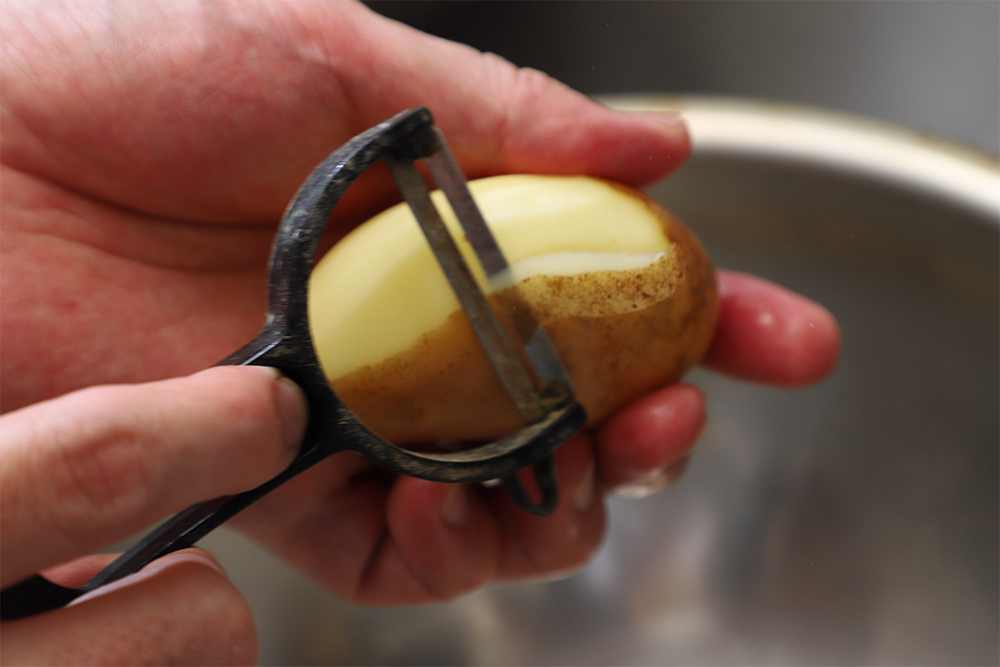 ジャガイモは皮を剥き、乾燥しないように水に浸けておく。デンプンを逃さないよう、長時間浸けずに次の工程へ。 【２】厚さ５㎜にスライス