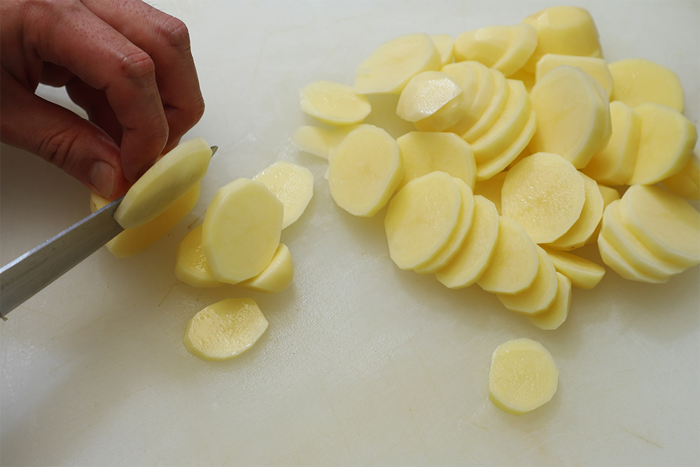 厚さ５㎜の輪切りにする。煮崩れず、食べた時にジャガイモの存在感が残るよう、これ以上薄くしない。 POINT：切った後は水に浸けない。 【３】バターを溶かす