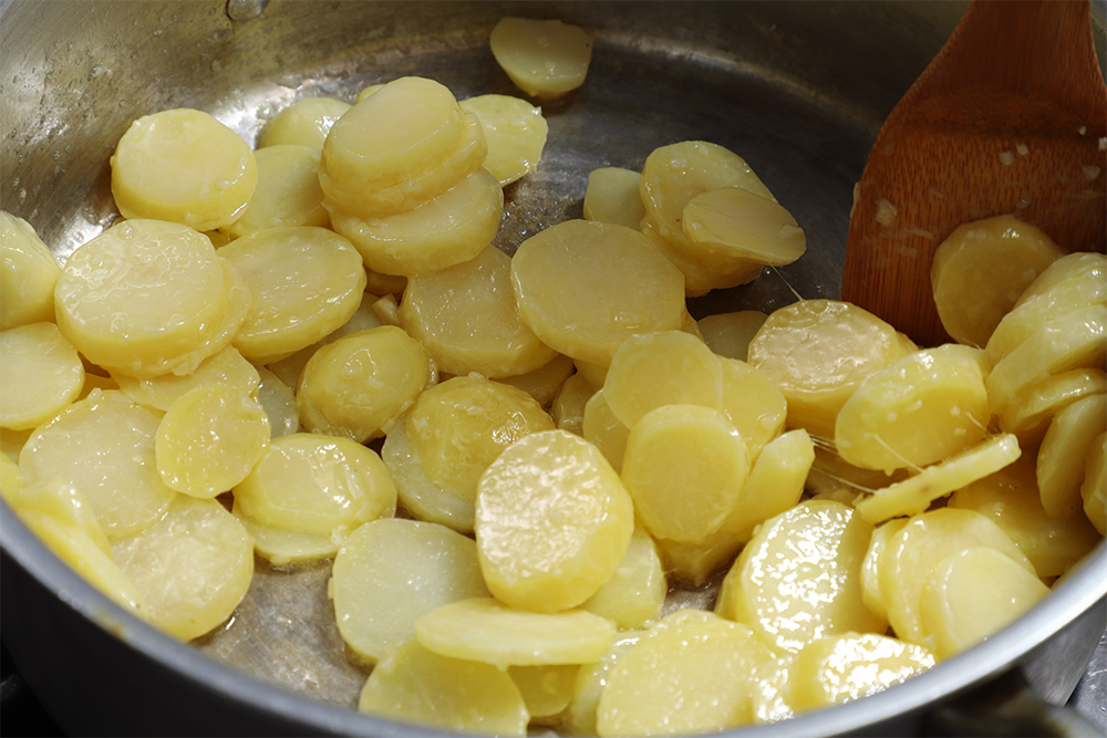 デンプンで表面がネバネバしてきたら、焦げ付かない程度に時々かき混ぜる手を止めながら、じっくり炒める。 【６】クリームでさっと煮る