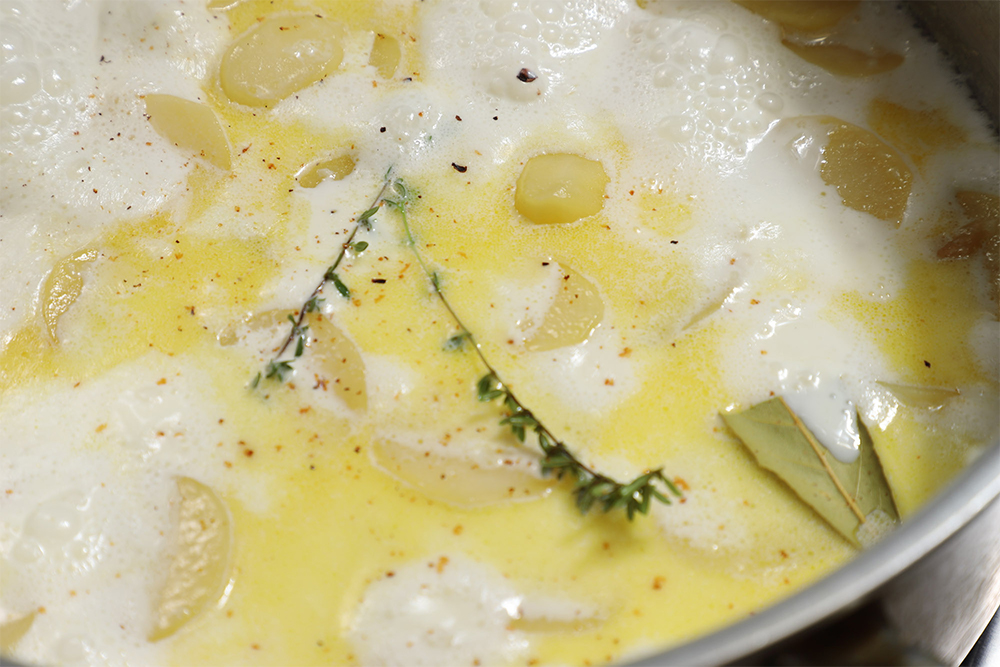 表面が透き通ってきたら牛乳、生クリーム、Aのハーブ類を加える。沸いたらひと呼吸おいて火を止め、ハーブを除く。 【７】オーブンで火を通す