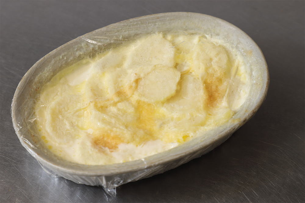 完全に冷ましてからラップをかけ、冷蔵庫で一晩寝かせる。 【９】チーズはたっぷり贅沢に！