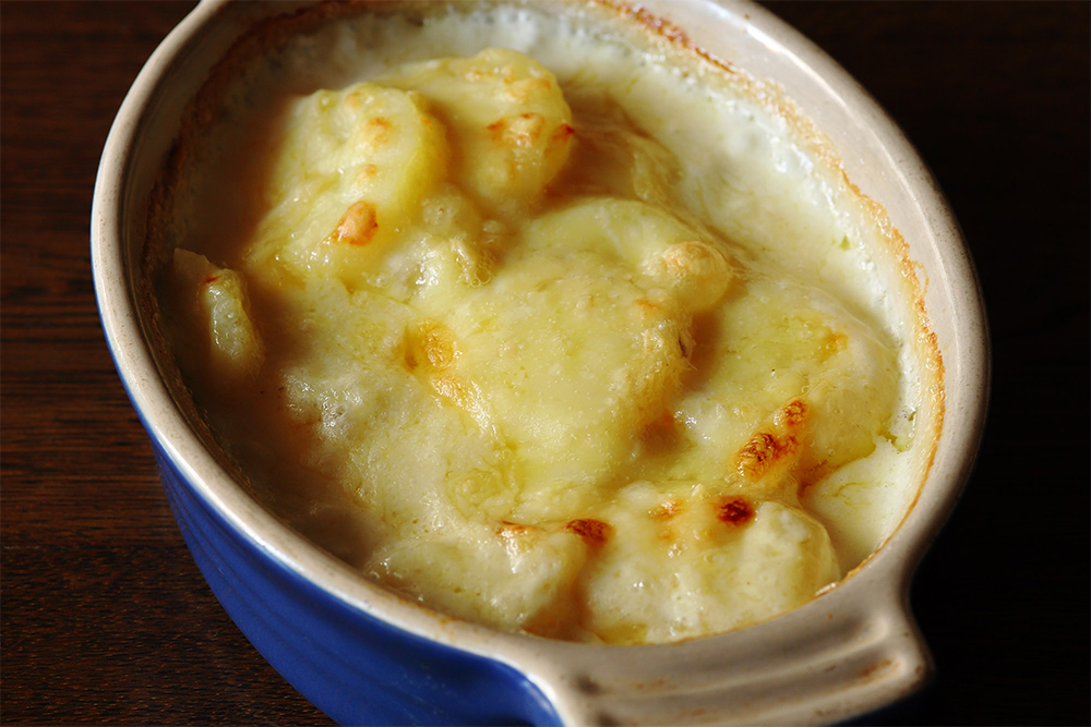 厚めに切ってゆっくり火入れしたジャガイモが主役の一皿。ねっとりとしたジャガイモの甘味を、濃厚なラクレットチーズの香りが包み込む。ジャガイモの旨味を含んだクリーム部分も余さずパンに付けて楽しんで。