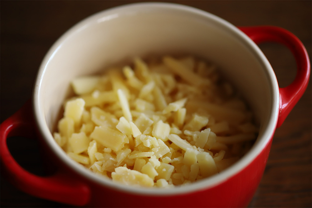 ●チーズが要。ラクレットやグリュイエールなどを このレシピの味の決め手は、最後にのせるチーズの芳醇な香り。チーズの種類にこれという正解はないので、コンテやグリュイエールなど好みのものを。シェフが使うのはラクレットチーズ。冬はホールで、夏場は保存しやすいシュレッドタイプを仕入れている。