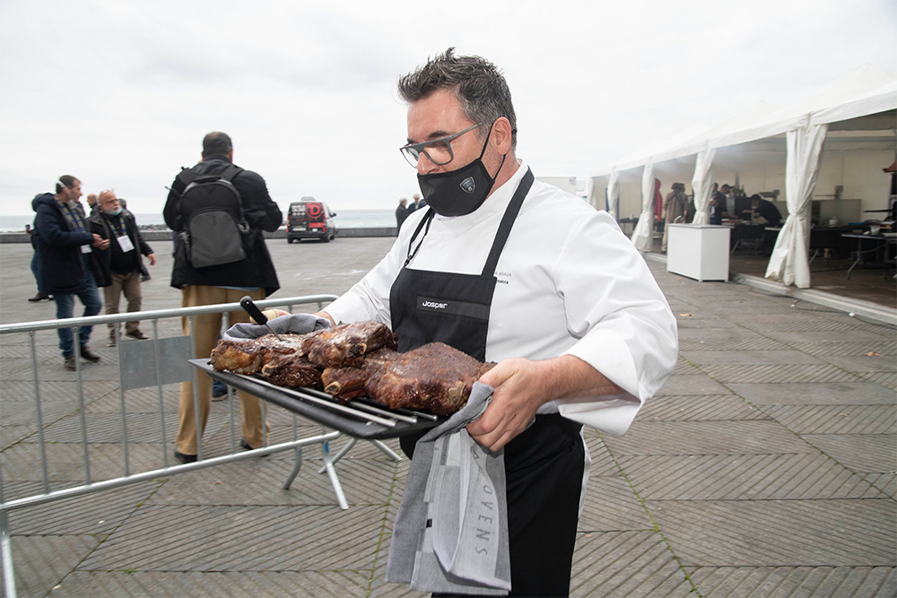 焼成後、調理スペースから審査会場まで肉を移動してカット。サーブまでの時間を正確に計算して最良の状態で提供するのも職人技のひとつ。