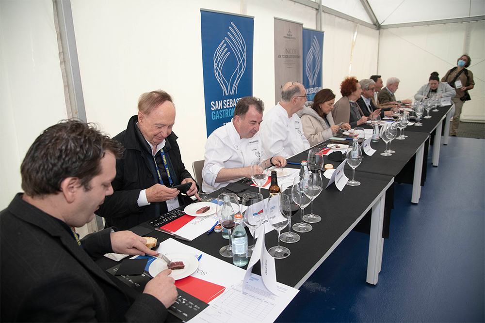 神妙な顔つきで試食する審査員たち。審査は厳格に行われる。