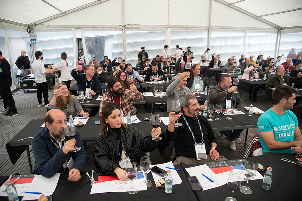 地元業者や炭火焼き愛好家など様々なプロフィールを持つ一般審査員たち。肉と一緒に赤ワインがサーブされ、大会は否が応にも盛り上がっていく。