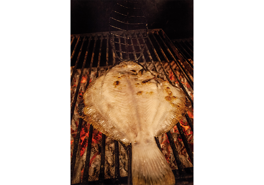 レストランのシンボル、イシビラメの炭火焼き。