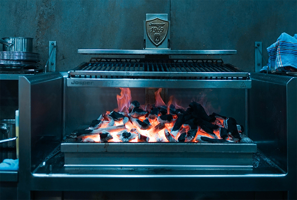 この店の２人のシェフは共に、数をこなして炭火焼きの技を習得してきた。スタッフにも感覚を研ぎ澄まして素材を観察するように指導する。