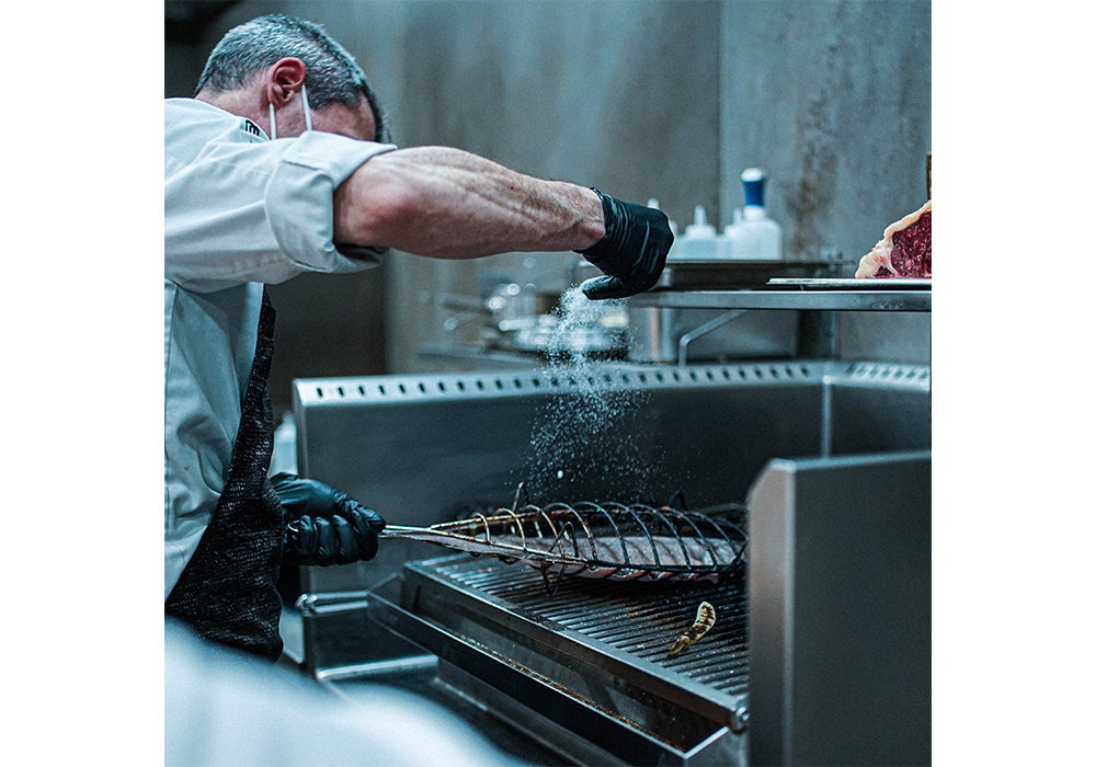 炭火焼きでは、塩の種類やふるタイミングも職人により様々だ。