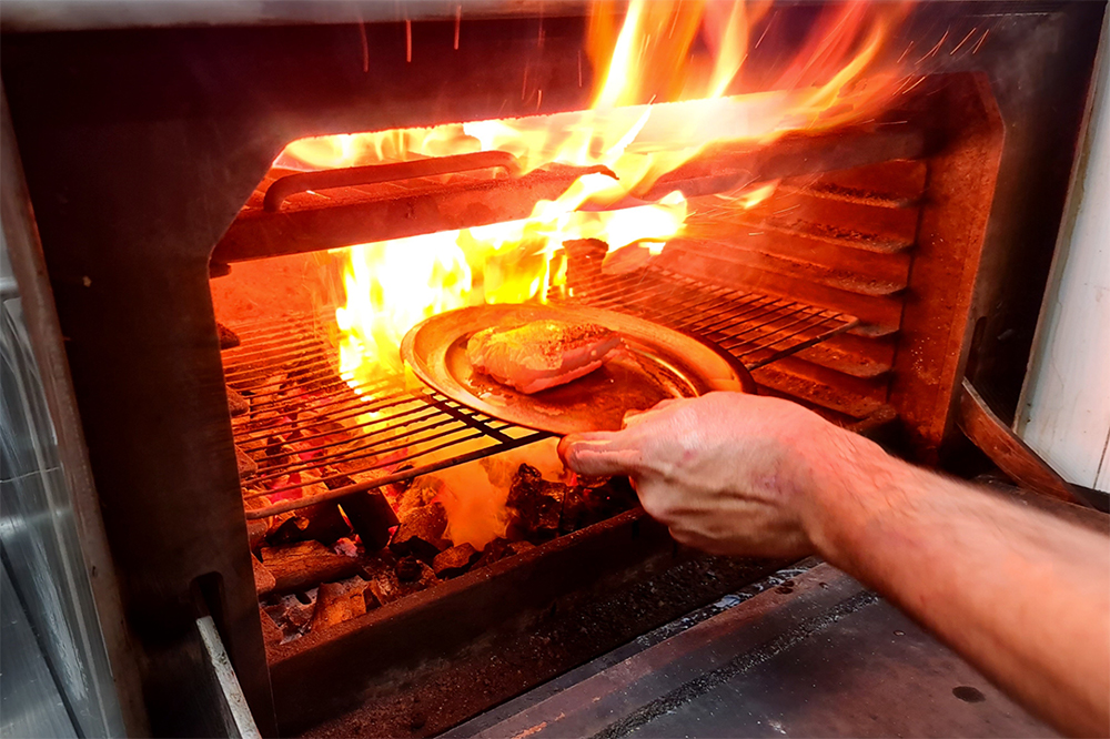 シュアの炭火焼き機は狭いキッチンに合わせたサイズ。小さくても炭火のダイナミックさを伝えるには十分だ。