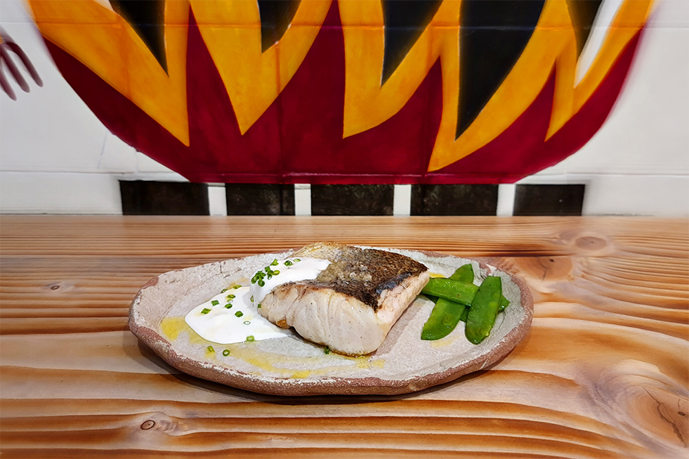 ふわりとした焼き上がりが素晴らしいメルルーサの炭火焼き。ハーフポーションでもオーダーできる。
