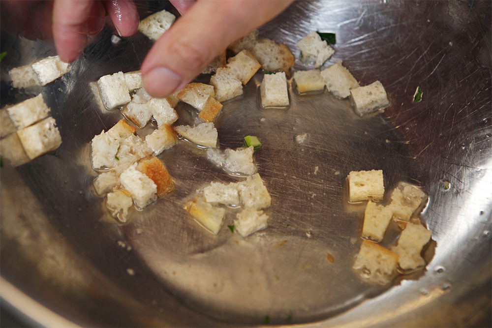 ●濡らしたパンをつなぎに スープ全体にとろみを出すため、パンを少量加える。硬くなったパンを水に浸してからギュッと絞り、柔らかくすると同時に雑味を抜く。