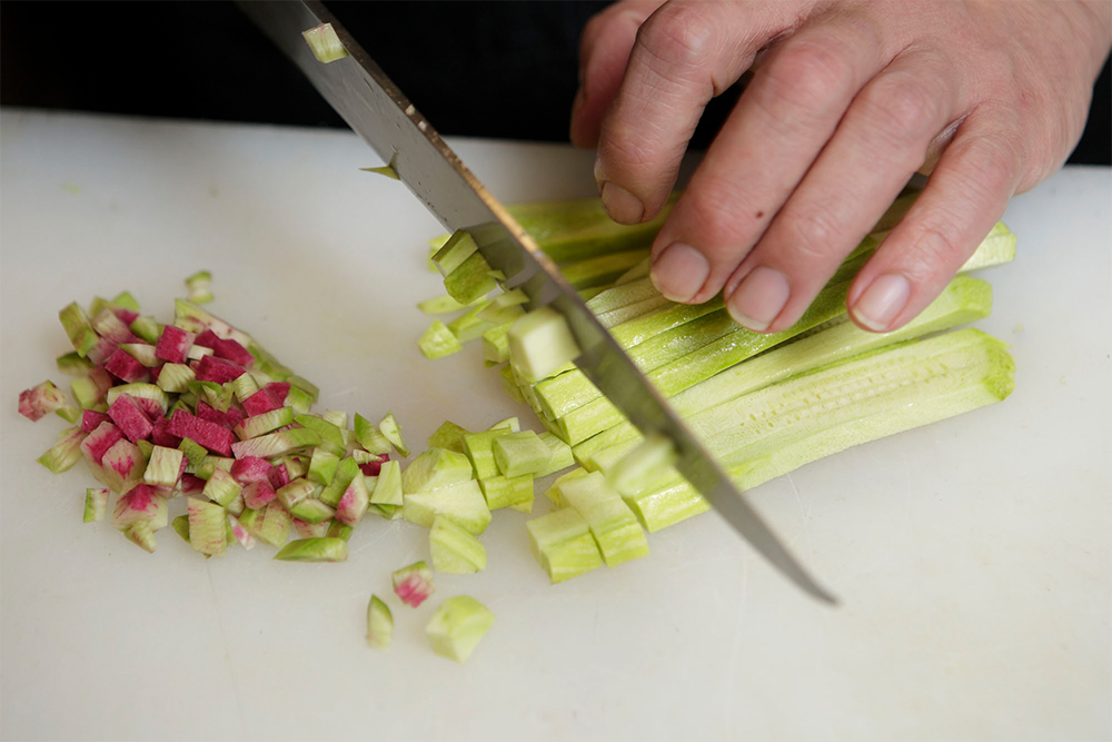 カブ、ダイコンなど季節の野菜を、皮はほぼ剥かず粗みじんにして加え、炒めてから全体になじむまで10 分程煮る。