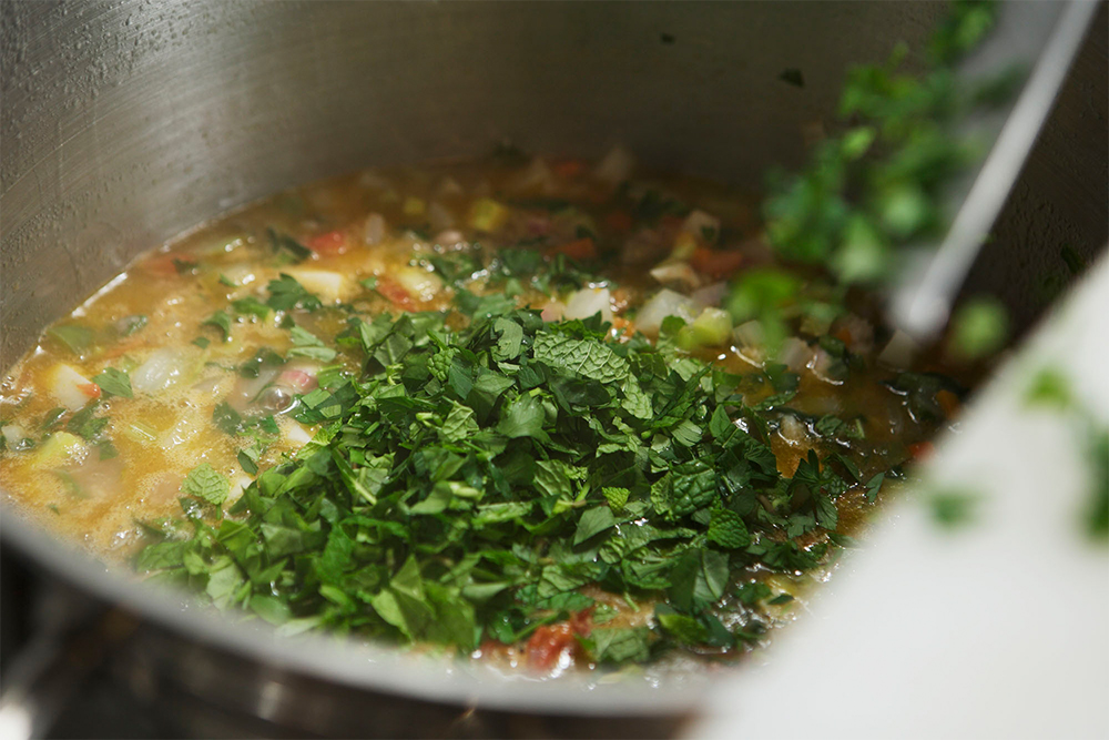 塩で調味し、火を止める。刻んだハーブ類を加え、余熱で火を通す。