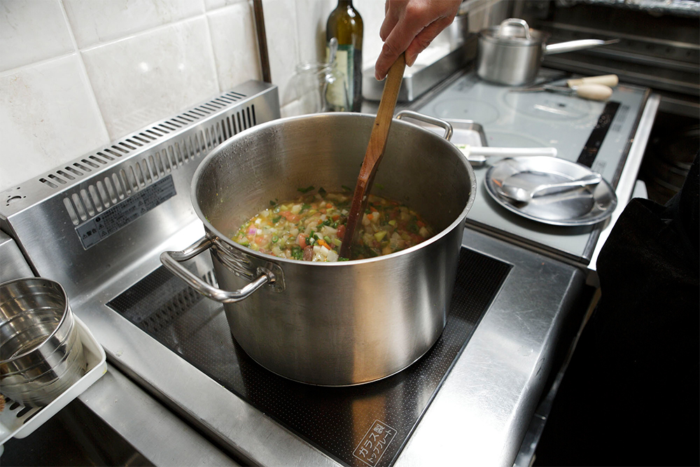 ●底が厚く、具と容量が適正であること 何より「炒めて」作る料理。底が薄い鍋は水分が飛んで焦げやすいので、厚い鍋でじんわり熱を伝えながら炒めるのが肝要。鍋が小さすぎるとまんべんなく炒められないし、大き過ぎても焦げやすいので、容量も注意する。鍋は蓋はしない。