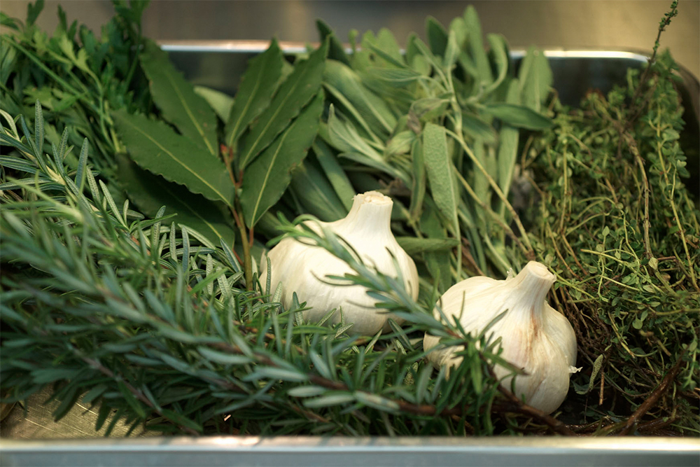 フレッシュのハーブを３段階（１.マリネする時、２.刻んで煮込む、３.ブーケガルニにして煮込む）に分けて加えることで、香りに奥行きが出る。