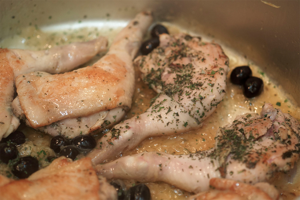 煮汁にとろみがついてきたら蓋をして弱火で蒸し煮する。煮汁がトロッとした状態をキープするようブロードを少しずつ足しながら、時々煮汁をスプーンで回しかけ、肉が乾かないようにする。 鶏肉の皮がはがれないよう、表裏は返さない。