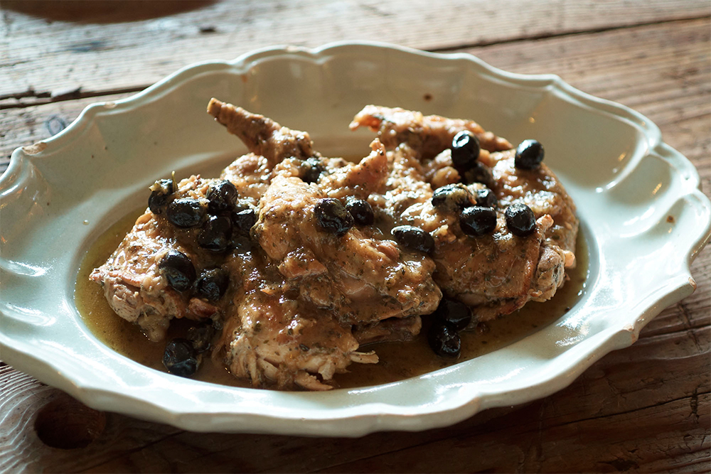 鶏肉はふっくらやわらか。ハーブが豊かに香る。オリーブやビネガー、ワインの甘味や酸味、旨味が混然一体となって、滋味深い味わいに。