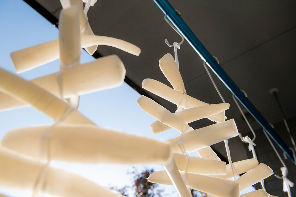 天候の安定しない新潟の冬。風通しがよく、雨の当たらない軒先に紐や縄で縛った大根を吊るして干す。