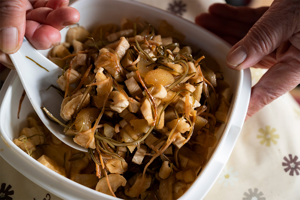 数の子が入っているので、正月のおせち料理の一品として年末年始によく食べられている。鷹の爪やショウガ、ユズを加える家庭もあるようだ。