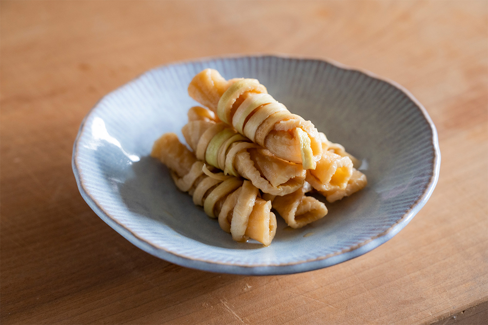 中澤さんの「からし巻き」は、皮を紐にしてくるりと巻くスタイル。