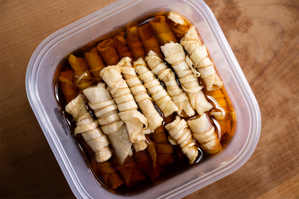 ５． 漬け汁に漬ける 大根にかぶるくらいの量の漬け汁を作る。鍋に醤油、酒、みりんを１：１：１の割合で入れて沸かす（好みで砂糖を入れてもいい)。冷めたら【４】に注ぐ。翌日から食べられ、冷蔵庫で１カ月ほど保存できる。