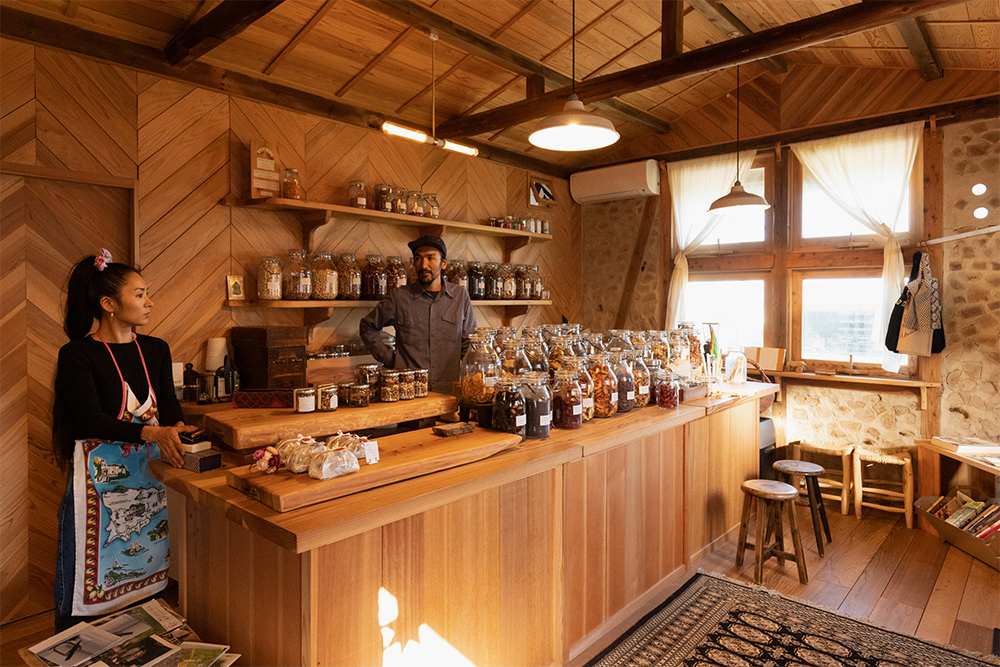 房総半島の先端に近い南房総市の千歳駅から徒歩７、８分ほどの場所。敷地の一角に建てた店舗「アビシニア」では、ドライフルーツやナッツ、スパイスの量り売りのほか、志を同じくする人たちが作る生活雑貨も。妻のあぐりさんが、パン、焼き菓子、シュトーレンなどをバックヤードのキッチンで製作。