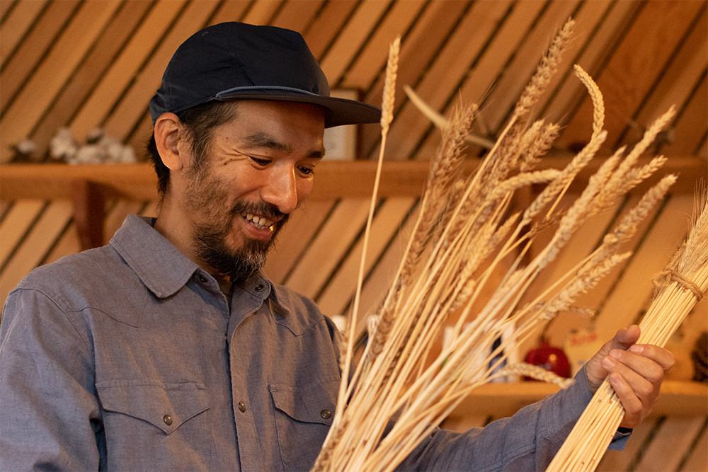 脱穀した後の麦の茎はストローに。切り揃えて煮沸消毒して乾燥させてから包装、と手間がかかる。栽培量が増えたため、2020年からは館山市、大多喜町、いすみ市の福祉作業所に託している。