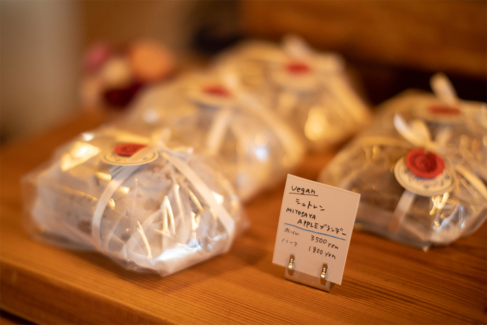 シュトーレンには、自家栽培のライ麦、アンベッサのドライフルーツ、mitosayaの蒸溜酒などが使われている。毎年心待ちにするファンが多い。