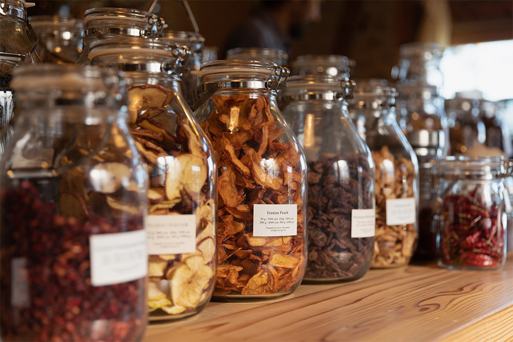 アンベッサのドライフルーツは風味も食感も鮮烈。君島さんのサステナブルな生き方や考え方に加えて、味わいに魅了されて愛用するレストランやカフェが多い。