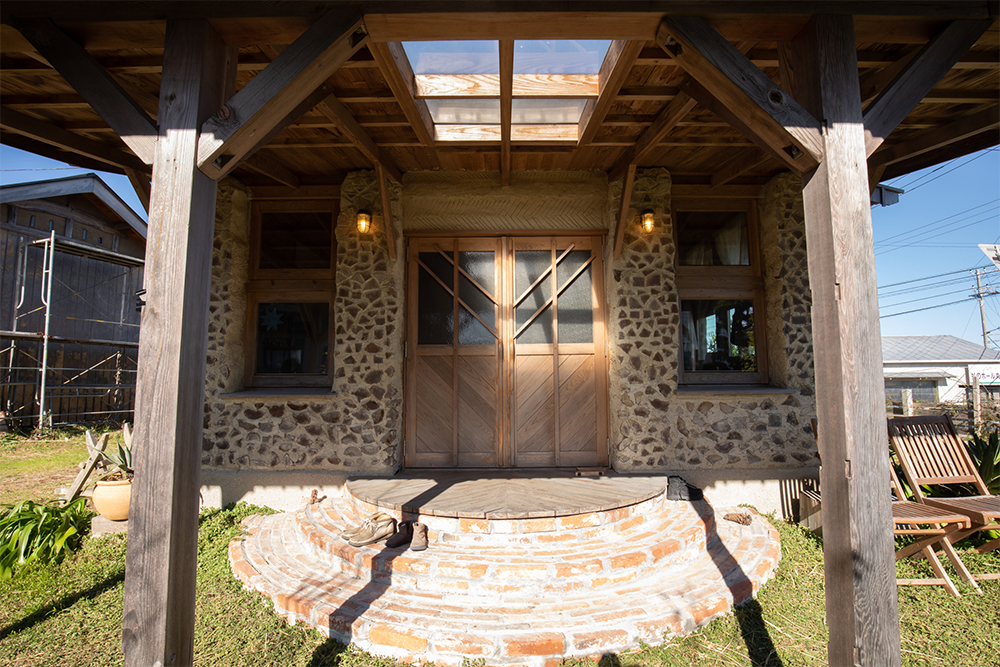 外観、店内、共に光と温もりに溢れ、のんびり過ごしたくなる空気が漂う。