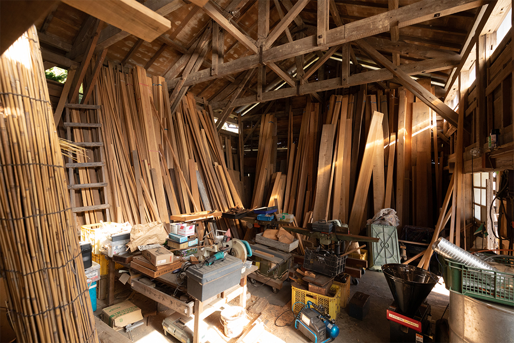 敷地内に牛舎を改造した建築資材置き場兼加工場がある。