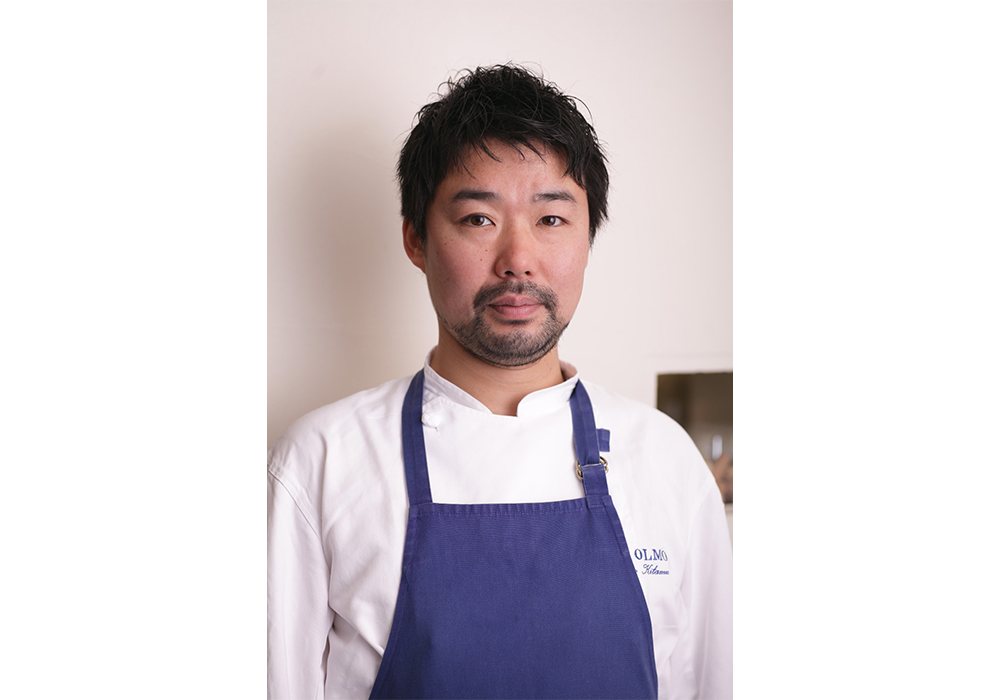 東京・広尾「ラ・ビスボッチャ」などを経て00年より渡伊。ロンバルディア「アル・ピーノ」、エミリア＝ロマーニャ「パオロ・テベリーニ」、トレンティーノ＝アルト・アディジェ「シューネック」で修業し、03年帰国。日本橋「ベアート」（現在閉店）、新宿三丁目「トラットリア・ブリッコラ」シェフを経て、2012年現店開業。