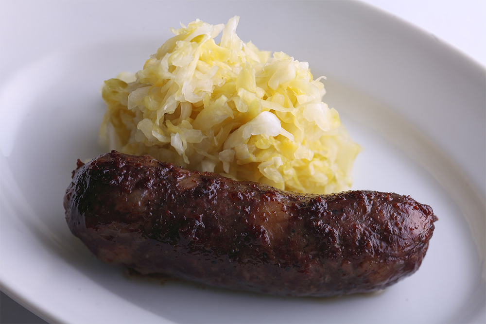 料理の展開例：自家製サルシッチャのソテー クラウティ添え・・・サルシッチャなど、肉加工品の付け合わせによく添えられる。脂と塩気を、酸味がさっぱりと切ってくれる。