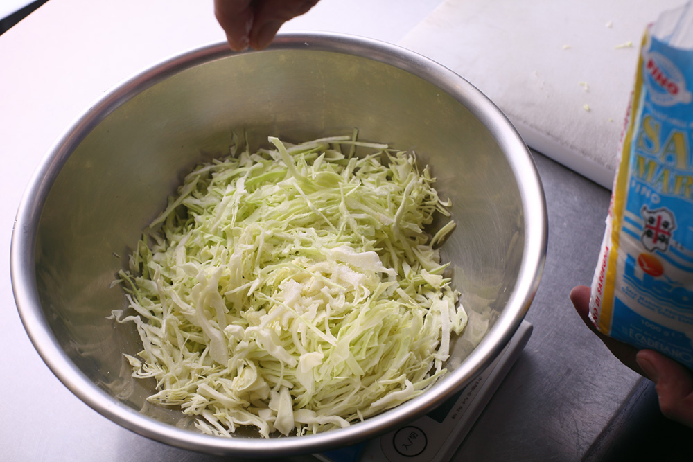 [４] キャベツに塩をふる
