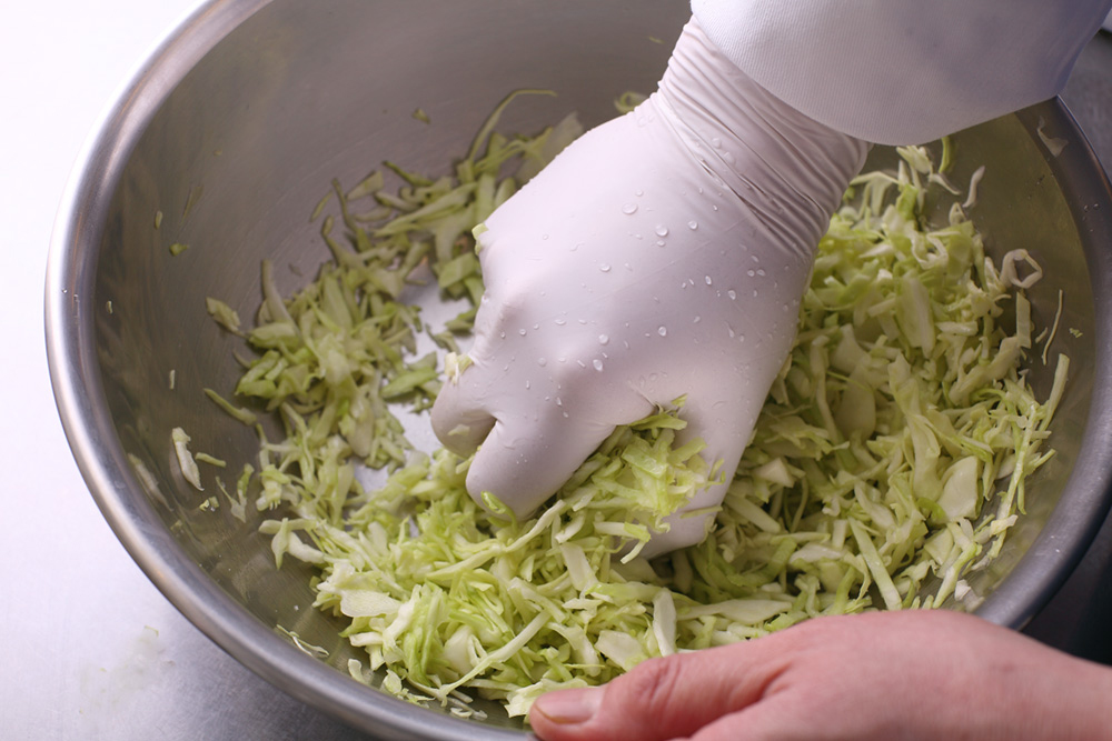 [５]握りつぶすように揉む