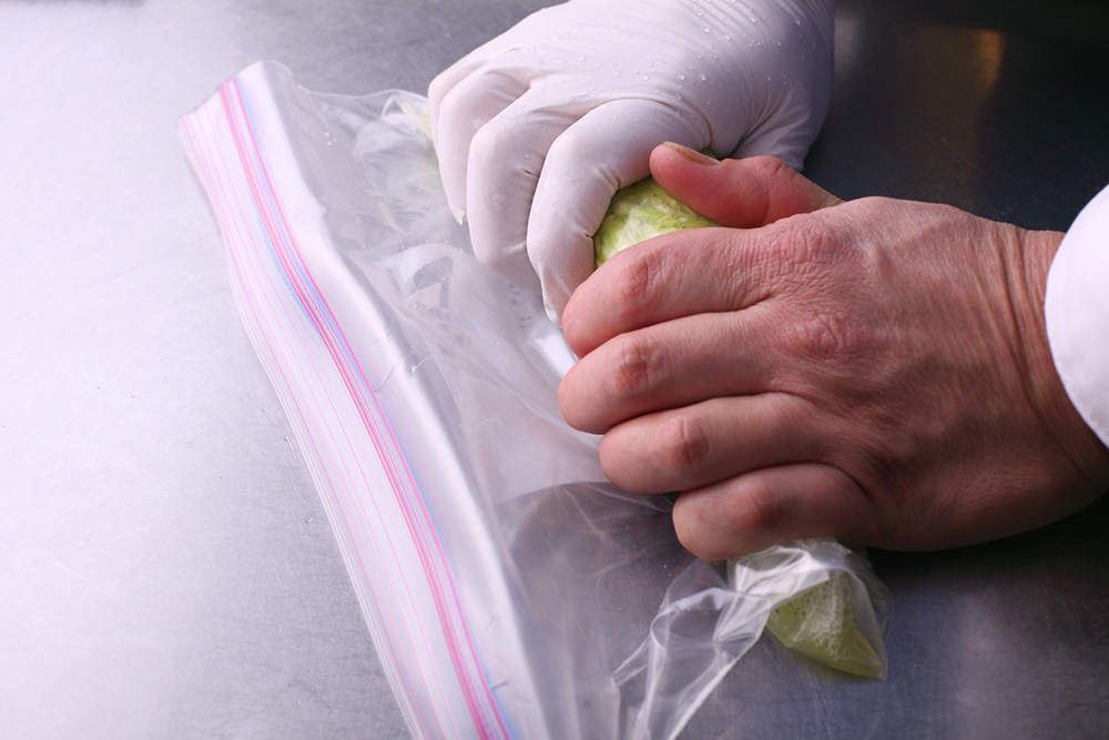 ギュッと握り固め、キャベツの水分を絞り出すように揉んで、ジッパーを締める。