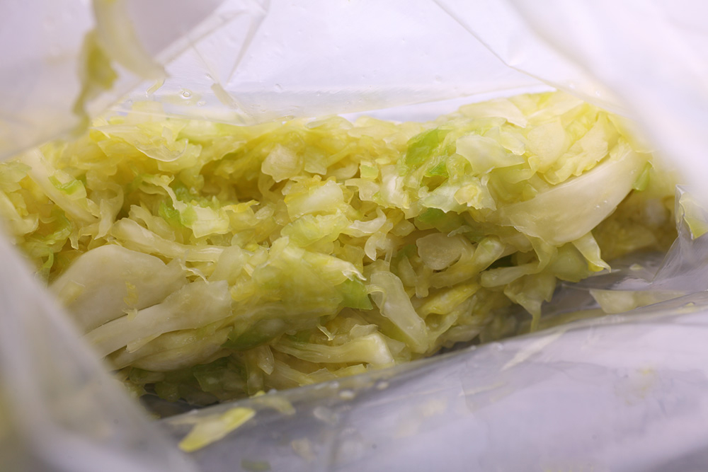 [８]の状態のまま、常温で１週間ほど置く。段々黄色みが強くなり、香りに乳酸っぽさと酸味がのってきたら完成。