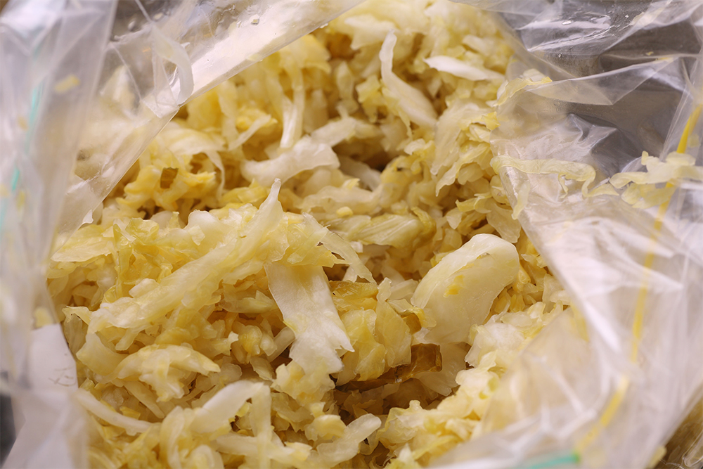 [８]の状態のまま、常温で１週間ほど置く。段々黄色みが強くなり、香りに乳酸っぽさと酸味がのってきたら完成。