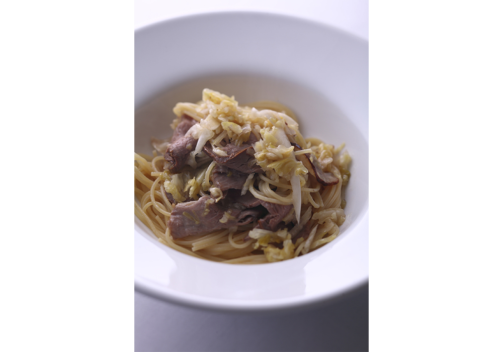 クラウティと鴨の燻製のフェデリーニ・・・鴨の胸肉の燻製ハムを、クラウティと軽く炒め合わせてパスタソースに。細麺のフェデリーニに絡め、さっぱりとまとめた。