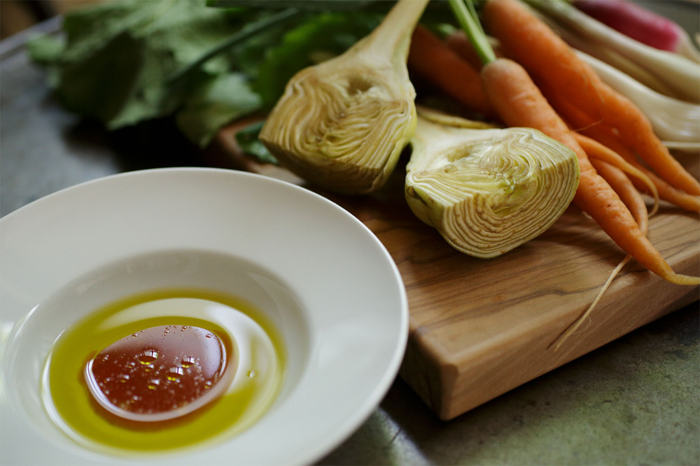 料理の展開例：「ピンツィモニオ」・・・ワインビネガーを生野菜のソースに。季節の野菜を生のままオリーブ油、塩、ビネガーに付けて食べるトスカーナ定番の前菜。自家製のビネガーは酢酸菌が生きているので加熱しなければ、生きたまま体に取り込むことができる。