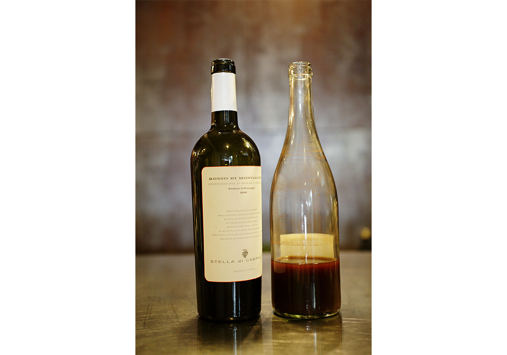 ＜材料B＞赤ワイン+酢酸菌の生きた酢 熱殺菌をしていない酢酸菌の生きた酢を加えて作る方法もある。すでに自家製酢を作っている人から分けてもらうか、自然食品店で加熱殺菌していない酢を購入。