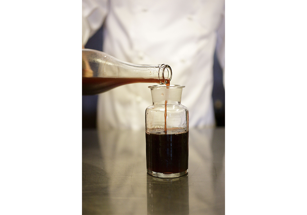 [１]ワインを瓶に注ぐ