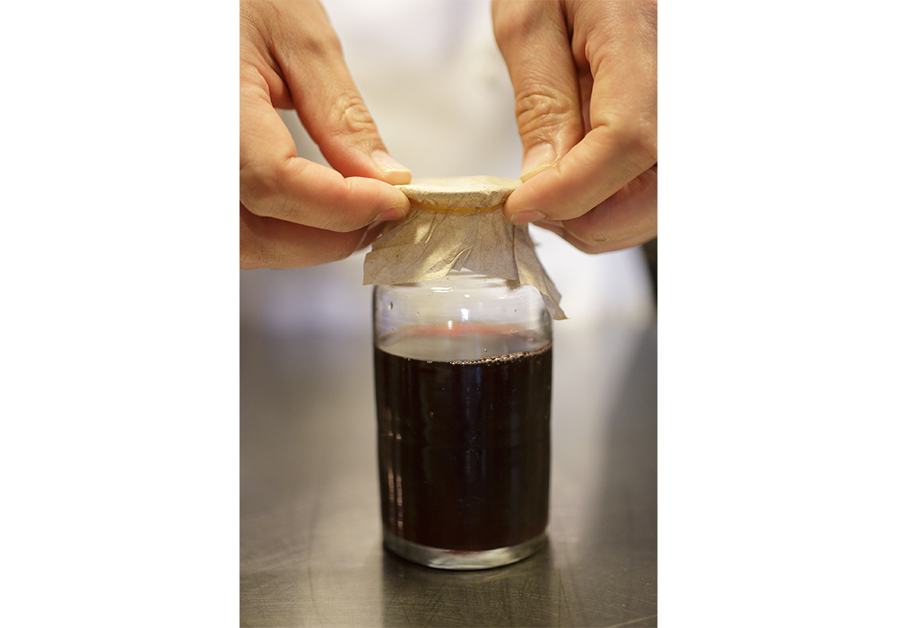 網や通気性のよい紙で覆う。数カ月で表面に酢酸菌の膜が張り、半年～２年かけて酢になっていく。 POINT：エナメル塗料のような匂いがあるうちはまだ酢になっていないので、待つ。 [３]ワインを追加する