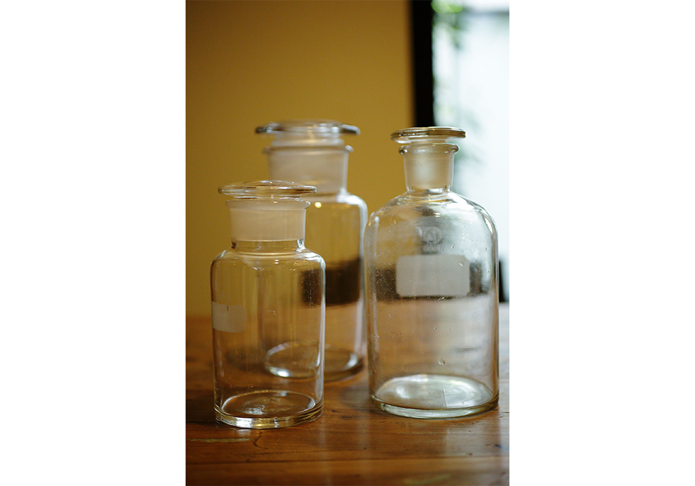 ＜初心者編＞ 酢酸菌は好気性なので、最初は特に空気に触れる面を大きくしたい。酢酸菌の膜が張った状態もよく見えるよう、口の大きな瓶が望ましい。