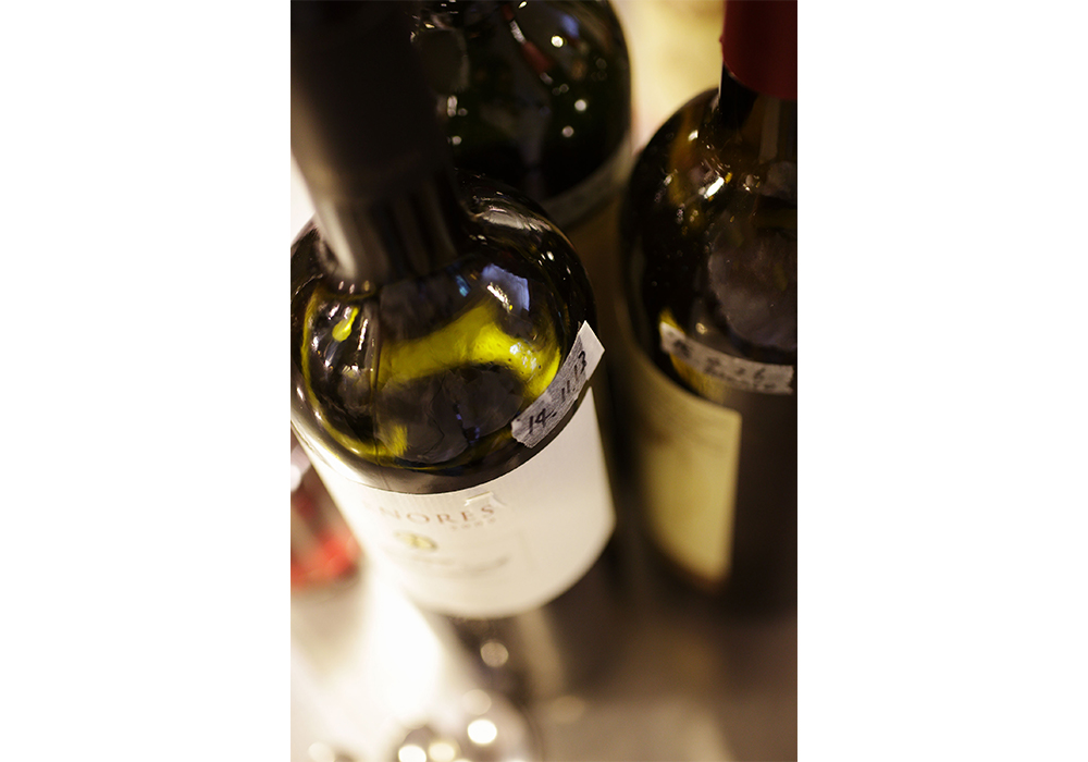 ＜上級者編＞ 自家製酢が安定してきたら、飲みさしのボトルにそのまま加えて待つ方法も。古澤さんはこの方法で個性豊かなワインビネガーをいくつも作っている。